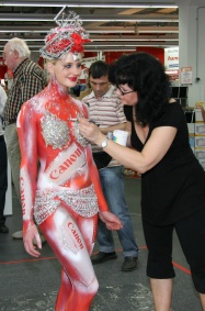Media Markt Painterin Ute mit Model Sabrina
